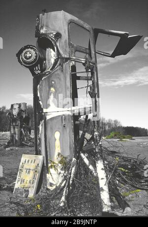 Carhenge a Pollock Park, Glasgow 1994. Una collezione di auto arrugginite rovesciate e coperte di graffiti come protesta per la costruzione dell'autostrada M77. Foto Stock