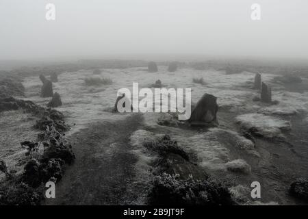 Gelo e nebbia al Twelve Apostles Stone Circle su Ilkley Moor, Ilkley, West Yorkshire, Inghilterra, Regno Unito Foto Stock