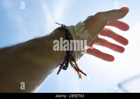 Mano con braccialetti hippy al sole. Fotografia di Danny Fitzpatrick www.dfphotography.co.uk danny@dfphotography.co.uk +44 (0) 7779 606901 Foto Stock