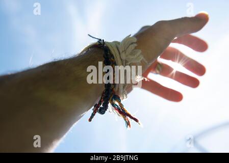 Mano con braccialetti hippy al sole. Fotografia di Danny Fitzpatrick www.dfphotography.co.uk danny@dfphotography.co.uk +44 (0) 7779 606901 Foto Stock