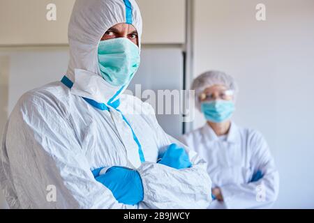 Due medici in abbigliamento protettivo in una clinica durante l'epidemia di Covid-19 (coronavirus) Foto Stock