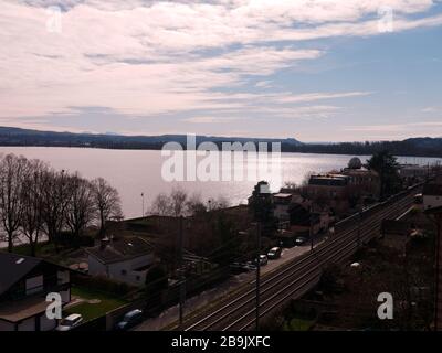 Vista del Lago Neuchâtel in Svizzera al tramonto visto da Grandson. La costa di Yverdon-les-Bains è vista sullo sfondo. Foto Stock