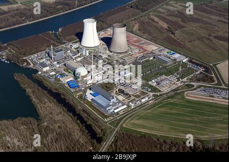 24 marzo 2020, Baden-Wuerttemberg, Philippsburg: Veduta aerea della centrale nucleare di Philippsburg. Il fornitore di energia EnBW vuole che le due torri di raffreddamento della centrale nucleare siano salite al più presto il 14 maggio 2020. La data effettiva, tuttavia, è completamente aperta e dipende anche dallo sviluppo della corona pandemic, la società annunciato martedì. La domanda di approvazione dei lavori era stata ora presentata al ministero dell'ambiente e doveva essere specificata la prima data possibile. La centrale nucleare sarà demolita, il che richiederà molti anni. Foto: Uli Foto Stock