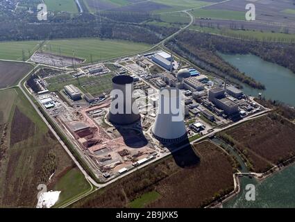 24 marzo 2020, Baden-Wuerttemberg, Philippsburg: Veduta aerea della centrale nucleare di Philippsburg. Il fornitore di energia EnBW vuole che le due torri di raffreddamento della centrale nucleare siano salite al più presto il 14 maggio 2020. La data effettiva, tuttavia, è completamente aperta e dipende anche dallo sviluppo della corona pandemic, la società annunciato martedì. La domanda di approvazione dei lavori era stata ora presentata al ministero dell'ambiente e doveva essere specificata la prima data possibile. La centrale nucleare sarà demolita, il che richiederà molti anni. Foto: Uli Foto Stock