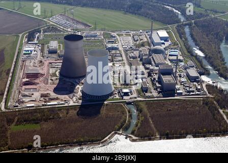 24 marzo 2020, Baden-Wuerttemberg, Philippsburg: Veduta aerea della centrale nucleare di Philippsburg. Il fornitore di energia EnBW vuole che le due torri di raffreddamento della centrale nucleare siano salite al più presto il 14 maggio 2020. La data effettiva, tuttavia, è completamente aperta e dipende anche dallo sviluppo della corona pandemic, la società annunciato martedì. La domanda di approvazione dei lavori era stata ora presentata al ministero dell'ambiente e doveva essere specificata la prima data possibile. La centrale nucleare sarà demolita, il che richiederà molti anni. Foto: Uli Foto Stock