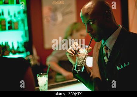 Uomo di bere in bar Foto Stock