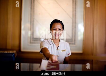 Una giovane receptionist vi dà il benvenuto. Foto Stock