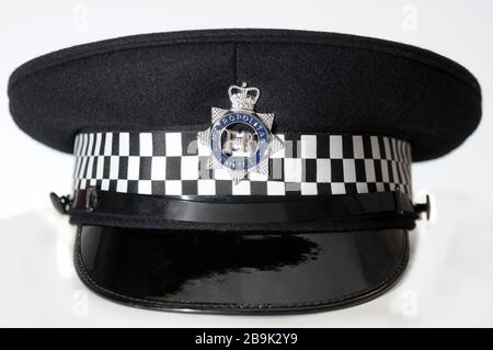 Cappello/casco reale Metropolitano britannico su sfondo bianco con dettagli ravvicinati del badge Foto Stock