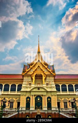 Edificio presso il Wat Phra Kaew di Bangkok. Foto Stock