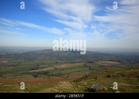 Vista di Brown Clee Hill visto da Titterstone Clee Hill, Shropshire, Inghilterra, Regno Unito. Foto Stock