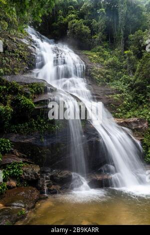 Splendida cascata della foresta pluviale atlantica sul verde del Parco forestale di Tijuca, Rio de Janeiro, Brasile Foto Stock