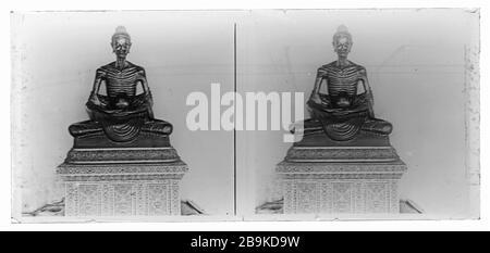 Statua del Buddha digiunato a Phra Rabiang di Wat Benchamabophit Dusitwanaram Ratchaworawihan a Bangkok, Thailandia. Il principe Damrong Rajanubhab per conto del re Chulalongkorn aveva raccolto circa 50 status di Buddha da tutta la Thailandia che erano posti nella galleria del tempio. Fotografia stereoscopica intorno al 1910. Fotografia su lastra di vetro asciutta della collezione Herry W. Schaefer. Foto Stock