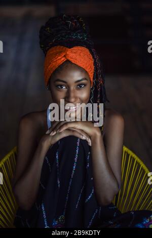 Ritratto interno della giovane donna latina con i Dreadlock Foto Stock