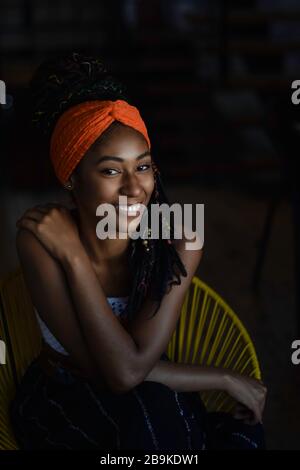 Ritratto interno della giovane donna latina con i Dreadlock Foto Stock