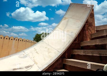 Sul posto Giant Sundial e osservatorio a Jantar Mantar, Jaipur, Rajasthan, India Foto Stock