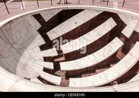 Sul posto Giant Sundial e osservatorio a Jantar Mantar, Jaipur, Rajasthan, India Foto Stock