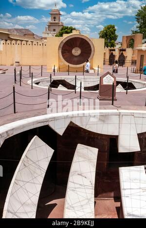 Sul posto Giant Sundial e osservatorio a Jantar Mantar, Jaipur, Rajasthan, India Foto Stock