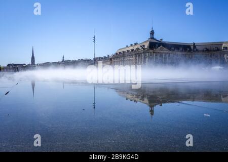 Specchio d'acqua e Place de la Bourse a Bordeaux, Francia Foto Stock