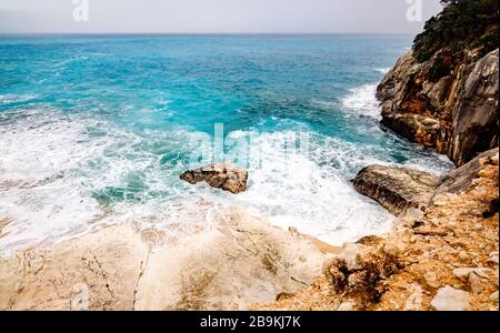 Cala Goloritzé, una perla del Mediterraneo, sulla costa orientale della Sardegna, la cui spiaggia è raggiungibile attraverso un bellissimo percorso di trekking Foto Stock