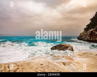 Cala Goloritzé, una perla del Mediterraneo, sulla costa orientale della Sardegna, la cui spiaggia è raggiungibile attraverso un bellissimo percorso di trekking Foto Stock