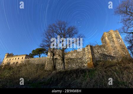 Sentieri stellari sopra il castello di Maltraverso a Montebello Vicentino. Provincia di Vicenza, Veneto, Italia, Europa. Foto Stock