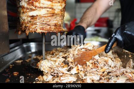 Carne di primo piano su attrezzatura speciale, cuocete shawarma Foto Stock