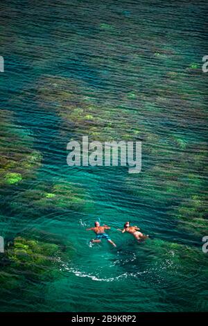 Durante la vacanza, fai snorkeling insieme su una barriera corallina. Foto Stock