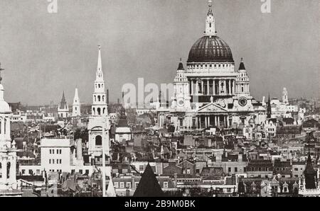 La cupola di San Paolo e le guglie e i guglie della città di Londra, Inghilterra. The Spirit of London, pubblicato nel 1935 Foto Stock