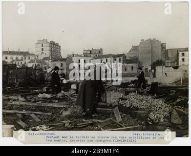 In tutto il campo ci sono metalliques cluster di tutti i tipi, granate non caricate. (26-10-1915). Fabbrica di esplosioni granate situato in 173 rue de Tolbiac, 13 ° arrondissement, Parigi Guerre 1914-1918. Explosion de l'usine de granades située au 173 de la rue de Tolbiac. Parigi (XIII ème arr.), 26 ottobre 1915. Photographie de Charles Lansiaux (1855-1939). Parigi, musée Carnavalet. Foto Stock