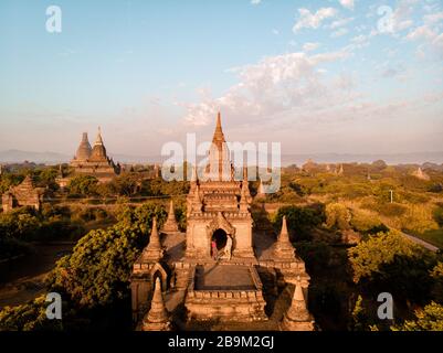 Myanmar, coppia alba Bagan, uomini donna tramonto Bagan .vecchia città di Bagan Myanmar, Pagan Birmania Asia vecchie rovine Pagode e Templi Foto Stock