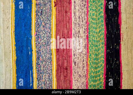 Tappeti a strisce colorate di colore tradizionale in casa Foto Stock