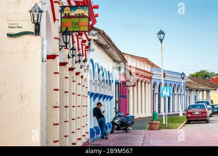 Collonades presso le case in stile coloniale spagnolo in Avenida Chazaro a Tlacotalpan, Patrimonio dell'Umanità dell'UNESCO, Veracruz stato, Messico Foto Stock