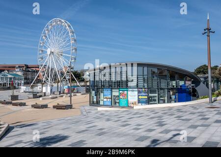 Bournemouth, Dorset, Regno Unito. 24 marzo 2020. Pochissime persone sulla spiaggia e sul lungomare di Bournemouth come il governo emette un avvertimento di rimanere a causa del Coronavirus (COVID-19) nel Regno Unito. Credit: Thomas Faull/Alamy Live News Foto Stock