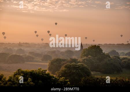 Bagan Myanmar, mongolfiera durante l'alba sopra i templi e pagode di Bagan Myanmar, tempio Pagan Myanmar Alba e pagoda Foto Stock