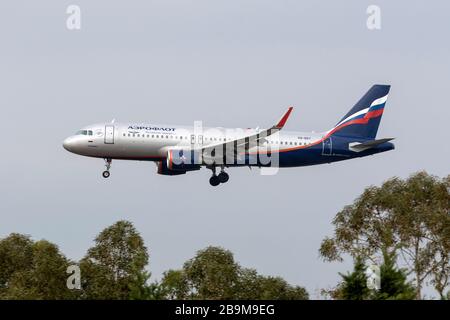 Aeroflot - Russian Airlines Airbus A320-214 (Reg: VQ-BST) che atterra la pista 31, arrivando da Mosca. Foto Stock