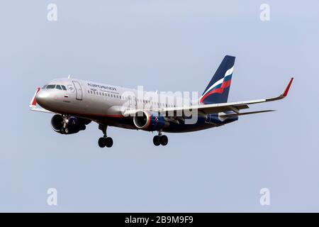 Aeroflot - Russian Airlines Airbus A320-214 (Reg: VQ-BST) che atterra la pista 31, arrivando da Mosca. Foto Stock