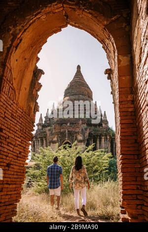 Myanmar, coppia alba Bagan, uomini donna tramonto Bagan .vecchia città di Bagan Myanmar, Pagan Birmania Asia vecchie rovine Pagode e Templi