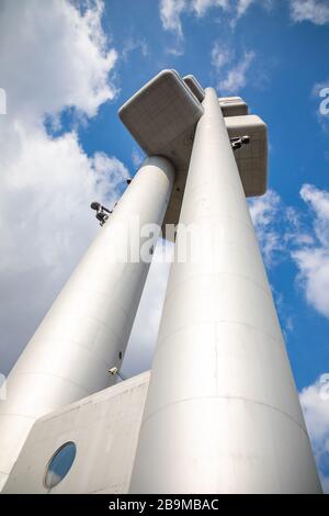 Praga. Repubblica Ceca - 12.03.2020: Vista dal basso della torre della televisione di Zizkov con scultura unica del bambino a Praga, Repubblica Ceca Foto Stock