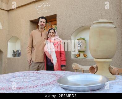 Ritratto di una giovane coppia iraniana che gestiscono una pensione nel villaggio di Kavirabad , Varamin, provincia di Teheran, Iran, Medio Oriente Foto Stock