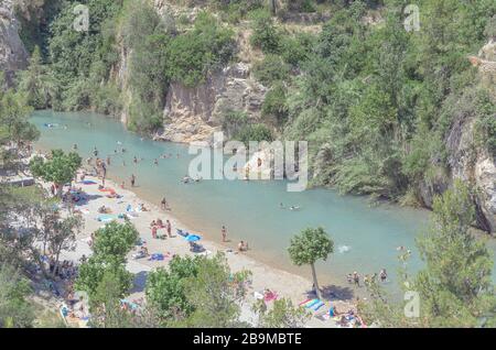 Area delle sorgenti calde. Villaggio turistico termale di Montanejos, nella regione di Castellon (Valencia - Spagna). Bellissimo ambiente di montagna. Foto Stock