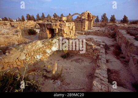 Paphos Archaelogical Park Cipro Saranda Kolones Castello rovine - Lusignan Castello costruito sul sito bizantino distrutto dal terremoto nel 1222 Foto Stock