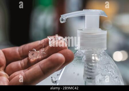 Vista in primo piano dell'erogatore di disinfettante per mani imbevuto di alcool, malattia da infezione da virus corona Foto Stock