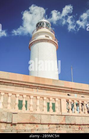 Faro bianco a Cap de Formentor a Maiorca, Spagna Foto Stock