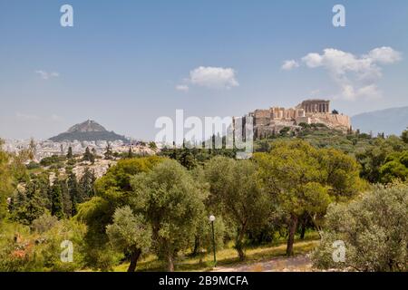 L'Acropoli di Atene e la Chiesa di San Giorgio sulla cima del Monte Licabetto. Foto Stock