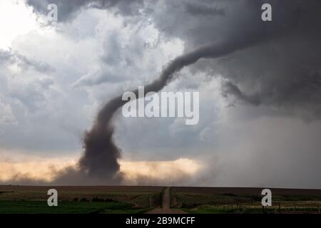 Tornado da un temporale supercellulare attraversa un campo durante una grave epidemia meteorologica vicino a McCook, Nebraska, USA Foto Stock