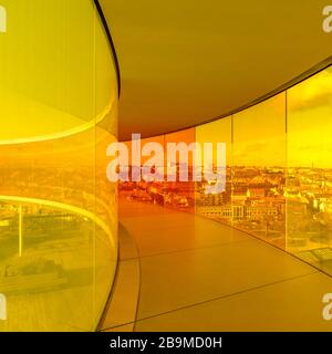 Il tuo Rainbow Panorama di Olafur Elliasson seduto in cima alla galleria d'arte AROS ad Aarhus in Danimarca. Le pareti di vetro sbiadiscono attraverso i colori dell'arcobaleno. Foto Stock