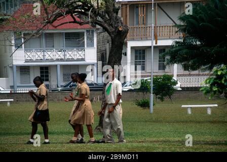 Basseterre St Kitts Scuola Bambini in viaggio a casa Foto Stock