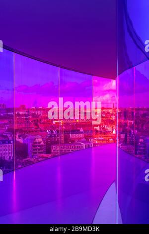 Il tuo Rainbow Panorama di Olafur Elliasson seduto in cima alla galleria d'arte AROS ad Aarhus in Danimarca. Le pareti di vetro sbiadiscono attraverso i colori dell'arcobaleno. Foto Stock