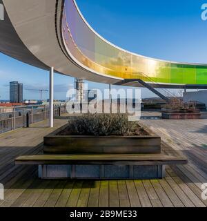 Il tuo Rainbow Panorama di Olafur Elliasson seduto in cima alla galleria d'arte AROS ad Aarhus in Danimarca. Le pareti di vetro sbiadiscono attraverso i colori dell'arcobaleno. Foto Stock