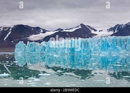 Monacobreen, ghiacciaio in Haakon VII Land che si sfociano in Liefdefjorden, Spitsbergen / Svalbard, Norvegia Foto Stock